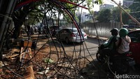 Kabel yang semrawut dan menjuntai itu akan membahayakan pengendara yang melintas di kawasan tersebut.