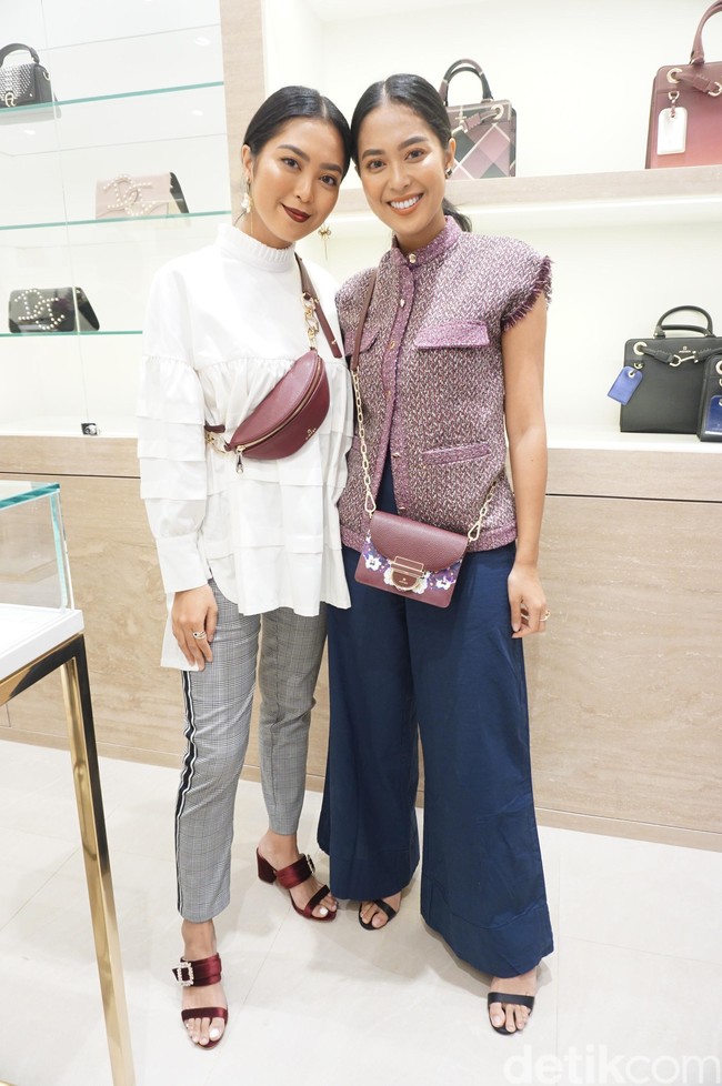 Si kembar Maria dan Elizabeth Rahajeng ikut eksis di acara reopening Aigner PIM 2. Maria Rahajeng tampil stylish dengan Cosima Bag Pansy, sementara Elizabeth memilih Serena Belt yang boyish. (Foto: Daniel Ngantung/Wolipop)