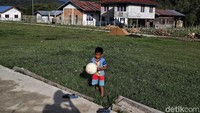 Selain panorama alam yang dikelilingi oleh hijaunya perbukitan, rumah-rumah di desa tersembunyi ini pun dicat berwarna-warni dan berjejer rapi mengeliling lapangan di sana.
