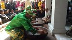 Foto: Berharap Berkah Air Cucian Gamelan Keraton Cirebon