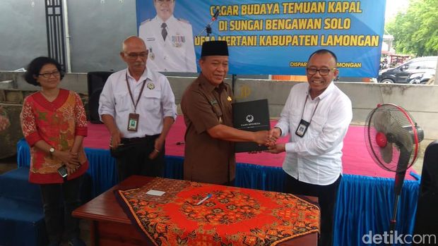 Penyerahan perahu baja dari Kemendikbud ke Pemkab Lamongan/