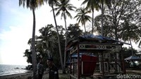 Selain sejumlah bangunan yang nampak tak terawat dan tak dapat digunakan, sampah pun nampak berserakan di pantai tersebut.