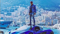Ini adalah mobil McLaren P1. Meski sebuah mobil sport, McLaren P1 menggunakan motor listrik untuk menghasilkan tenaga tambahan sebesar 176 daya kuda dan torsi 190 lb-ft.