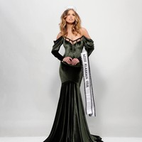 Hannah sendiri tidak punya penghasilan yang dapat diandalkan. Ketika itu, ia ingin menjadi jurnalis televisi tapi waktunya tersita untuk ajang kecantikan dan pekerjaan interior desain. Foto: Instagram @hannahbrown