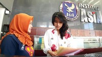 Dengan ramah ia pun menyapa para bawahan dan pembantu di kampus ITB Asia Malang, Jawa Timur.