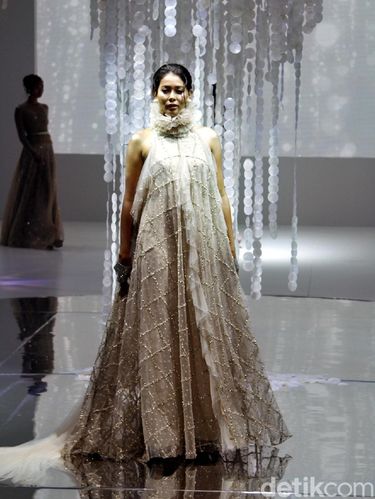 Gabung dengan IPMI, Ivan Gunawan Hadirkan Gaun Glamor dengan Twist Edgy