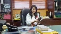 Rasanya campur aduk. Tapi yang pasti saya merasa terhormat telah diberi kepercayaan besar dari Yayasan Wahana Edukasi Cendekia sebagai pemimpin sebuah perguruan tinggi. Tinggal bagaimana ke depannya saya diuji kemampuannya akan membuat kampus dan mahasiswa Institut ASIA seperti apa nanti, tutur Risa.