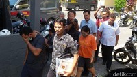Ulah guru bahasa Indonesia bernama Ni Made Sri Novi Darmaningsih (29) itu ketahuan karena kabar tersebut beredar di sekolah. Dari kabar tersebut, orang tua korban melaporkannya ke polisi.