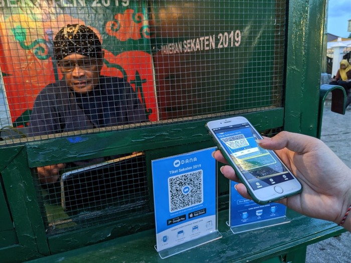 Aplikasi dompet digital DANA digunakan untuk pembayaran tiket masuk Pameran Sekaten 2019 dengan memindai Kode QR di loket. Aplikasi dompet digital DANA digunakan untuk pembayaran tiket masuk Pameran Sekaten 2019 dengan memindai Kode QR di loket.