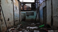Tampak sisa-sisa banjir dari tahun-tahun sebelumnya yang merusak rumah warga tak diperbaiki dan dibiarkan begitu saja.