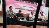 Pengamat Pertahanan dan Keamanan, Mufti Makarim bersama Wakil Koordinator Kontras Feri Kusuma, Wakil Direktur Imparsial Gufron Mabruri dan Peneliti Institut Demokrasi & Keamanan Tegar Putuhena menjadi narasumber dalam diskusi Menata Organisasi Polri di Bawah Kapolri Baru di Jakarta, Kamis (7/11/2019).