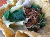 Mulur Renyah Mie Ayam Hijau Dalam Mangkuk Pangsit
