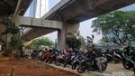 Lagi-lagi Motor Parkir Sembarangan di Kolong JLNT Kuningan
