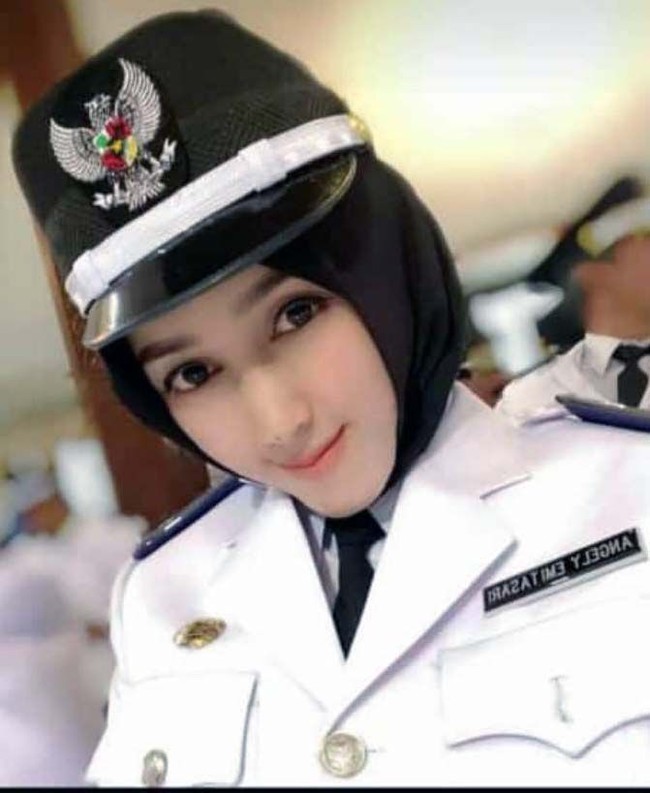 Penyanyi dangdut Angel Emythasari dilantik oleh Bupati Lamongan menjadi Kepala Desa setelah memenangi Pilkades di Desa Kedungkempul. Angel dilantik bersama 369 Kepala Desa dari 385 desa yang melaksanakan Pilkades serentak beberapa waktu yang lalu. Foto: Istimewa