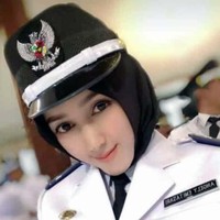 Penyanyi dangdut Angel Emythasari dilantik oleh Bupati Lamongan menjadi Kepala Desa setelah memenangi Pilkades di Desa Kedungkempul. Angel dilantik bersama 369 Kepala Desa dari 385 desa yang melaksanakan Pilkades serentak beberapa waktu yang lalu. Foto: Istimewa