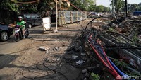 Instalasi kabel itu tampak semrawut.