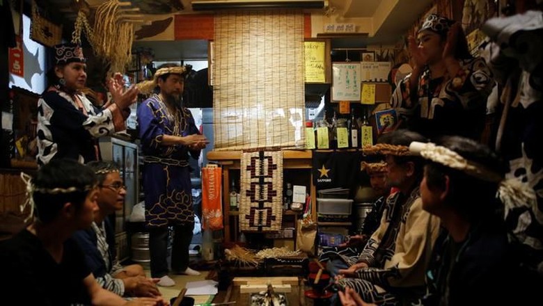 Ilusrasi budaya Suku Ainu (Kim Kyung-Hoon/Reuters) Ilusrasi budaya Suku Ainu (Kim Kyung-Hoon/Reuters)