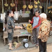 Hatta Rajasa Borong Pisang  di  Pinggir  Jalan  Demi Cucu Tercinta