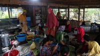 Sinar lampu menerangi wilayah Desa Aji Kuning usai PLN berhasil mengalirkan di wilayah tapal batas Indonesia tersebut.