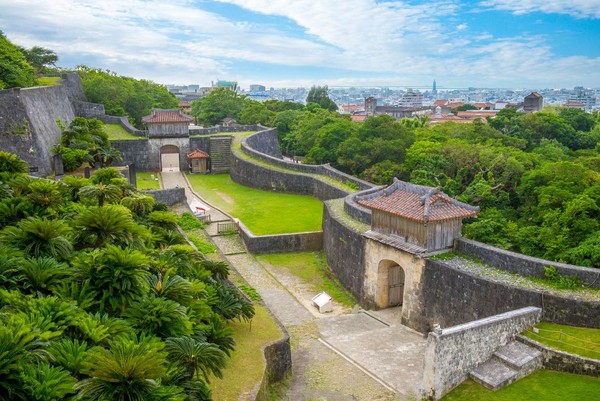 Letak Kastil Shurijo yang berada di atas bukit membuat kita bisa melihat Kota Naha dari ketinggian (Foto: iStock) Letak Kastil Shurijo yang berada di atas bukit membuat kita bisa melihat Kota Naha dari ketinggian (Foto: iStock)