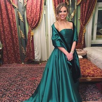 Dikatakan jika para kontestan yang memperebutkan hati the bachelor memang tidak dibayar padahal mereka harus membeli baju dan makeup untuk tampil cantik di acara tersebut. Foto: Instagram @hannahbrown