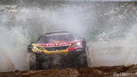 Peugeot 3008 menjuarai ajang Dakar Rally pada tahun 2017 (Peugeot 3008 DKR) dan 2018 (Peugeot 3008 DKR Maxi) dengan hanya menggunakan sistem penggerak roda depan (2 Wheel Drive). Sekedar informasi, hampir sebagian mobil reli yang berperan serta menggunakan sistem penggerak empat roda (4 Wheel Drive). Istimewa/Dok. Peugeot.