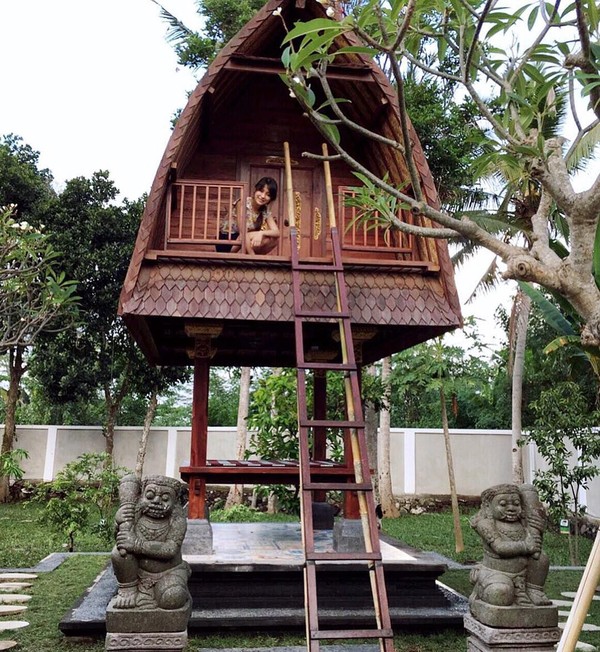 Tak cuma gemar jalan-jalan ke luar negeri, Risa juga mengabadikan momennya ketika berkunjung ke Bali. Dia tampak menikmati pengalamannya naik ke rumah lumbung (Foto: santosorisa/Instagram) Tak cuma gemar jalan-jalan ke luar negeri, Risa juga mengabadikan momennya ketika berkunjung ke Bali. Dia tampak menikmati pengalamannya naik ke rumah lumbung (Foto: santosorisa/Instagram)