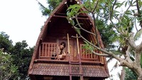 Tak cuma gemar jalan-jalan ke luar negeri, Risa juga mengabadikan momennya ketika berkunjung ke Bali. Dia tampak menikmati pengalamannya naik ke rumah lumbung (Foto: santosorisa/Instagram)  