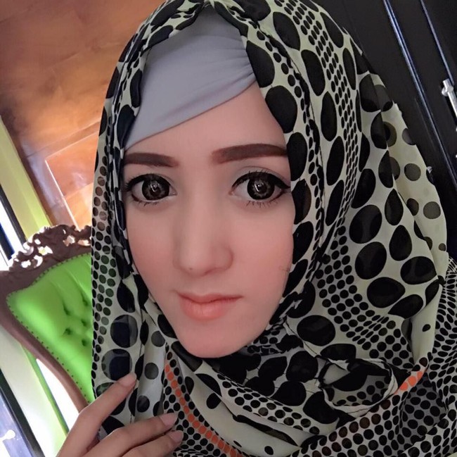 Tampilan makeupnya yang natural flawless dengan kontak lensa dan ciput miring membuat Angel terlihat manis. Foto: Facebook