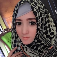 Tampilan makeupnya yang natural flawless dengan kontak lensa dan ciput miring membuat Angel terlihat manis. Foto: Facebook