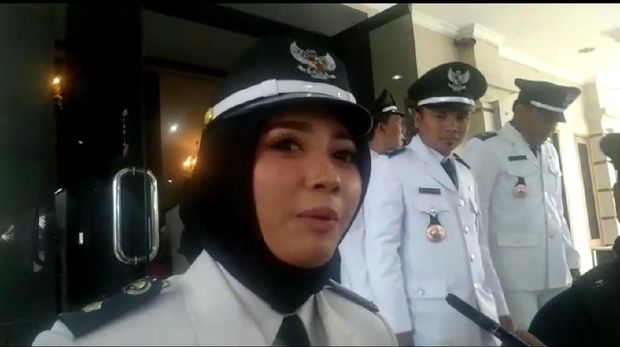 Angely waktu diwawancara wartawan