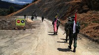 Perbaikan jalan di kawasan Desa Long Midang, Kecamatan Krayan, tersebut bukan tanpa alasan. Kawasan perbatasan Indonesia-Malaysia itu kerap dilintasi oleh para prajurit TNI dan RRD Malaysia yang bersiaga menjaga kawasan tapal batas tersebut.
