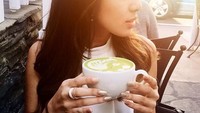  Salah satu jenis kopi kesukaannya ada green tea latte dengan hiasan dan gambar cantik di atasnya. Foto: Instagram @vannya.istarinda