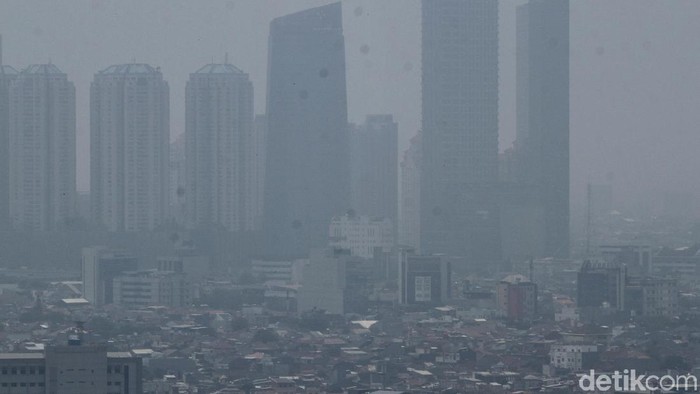 Jakarta kembali dikepung polusi udara. Hari ini Ibu Kota menempati posisi kedua dengan kualirtas udara terburuk setelah Delhi, India.