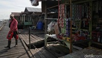 Meski penghasilan para nelayan dan pengrajin ikan dan udang  kering terlihat cukup tinggi, tapi belum membuat ekonomi warga disana  membaik sebab, mereka hanya melaut dua minggu dalam sebulan. Artinya 15 hari kerja, 15 hari menganggur.