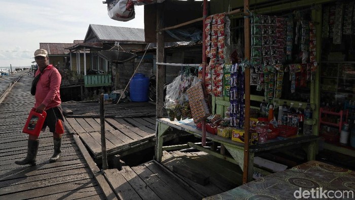 Salah satu mata pencaharian warga di Pulau Sebatik adalah menjadi nelayan. Selain itu ada pula warga yang mengembangkan usaha pengolahan hasil laut di sana.