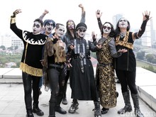 Bukan Cuma Kuburan, Band Indonesia Ini Juga Pakai Topeng Seram