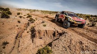 Peugeot kembali membuktikan bahwa hanya dengan sistem penggerak roda depan (FWD) mereka mampu untuk menguasai rintangan kondisi jalan yang selama ini hanya dikuasai oleh kendaraan-kendaraan berpenggerak all wheel drive. Hal ini dibuktikan dengan kemenangan 2 tahun beruntun dengan Peugeot 3008 DKR dan Peugeot 3008 DKR Maxi mengalahkan para kompetitornya yang menggunakan sistem penggerak 4 roda. Istimewa/Dok. Peugeot.