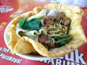 Mulur Renyah Mie Ayam Hijau Dalam Mangkuk Pangsit