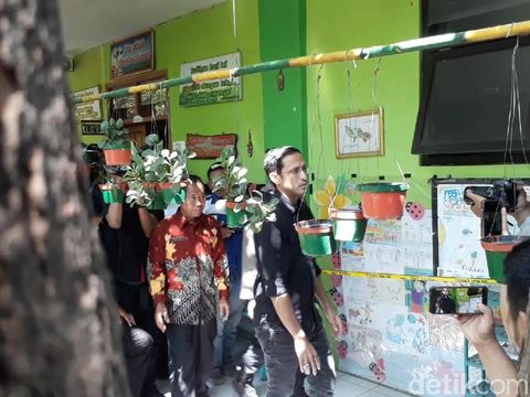 Mendikbud Nadiem susuri kelas SDN Gentong yang ambruk/