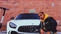 Sebagai pebalap Mercedes-Benz, Hamilton sering memposting mobil Mercedes AMG GT R, mobil sport dari Jerman yang bisa berlari kencang. Mobil ini menggunakan mesin V-8 twin-turbo yang bertenaga 430 kW/585 hp.