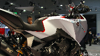 Berbeda dengan tampilan motor konsep lainnya, motor ini seakan-akan mengawinkan tampilan motor sport dan streetfighter.