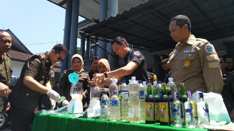 Kejari Ciamis Bakar Ganja dan Blender Ratusan Butir Narkoba Kejari Ciamis Bakar Ganja dan Blender Ratusan Butir Narkoba