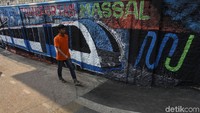 Mural bertema transportasi massal nampak menghiasi dinding kawasan Cipete, Jakarta.