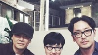 Foto: InstagramMenikmati secangkir kopi bersama teman-temannya, Yang Hyun Suk tak lewatkan untuk mengabadikan momennya.