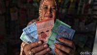 Menariknya, di desa ini warga tak hanya mengandalkan mata uang rupiah saat melakukan transaksi ekonomi. Tak jarang warga juga menggunakan mata uang ringgit untuk membeli beragam kebutuhan sehari-hari.
