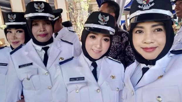 Angely di antara para kades perempuan yang juga dilantik