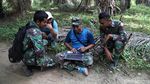 TNI Kawal Pengukuran Patok Batas Negara di Desa Aji Kuning