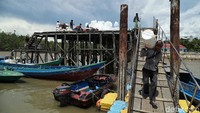 Tarif speed boat kecil untuk mengantarkan warga menuju Sebatik pun dibanderol dengan harga Rp 35.000 per orang.