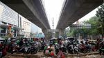 Lagi-lagi Motor Parkir Sembarangan di Kolong JLNT Kuningan